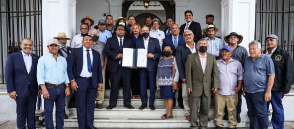 La Alianza en Defensa de la Cuenca del Río Santa María junto con el presidente de Panamá, Laurentino Cortizo Cohen (© Yoel Pérez) Un grupo de personas de la Alianza en Defensa de la Cuenca del Río Santa María recibe la sanción de la Ley 339 que declara Patrimonio Natural Nacional y Área Protegida Hidrológica a cargo del Presidente Laurentino Cortizo Cohen