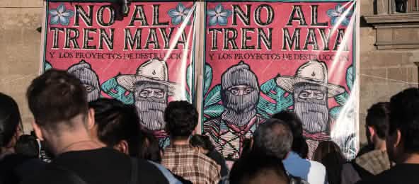 Tempranamente, Salva la Selva comprendió los riesgos del proyecto del Tren Maya para la población indígena y rural, apoyando sus reclamos. (© Desinformémonos) Pancarta "No al Tren Maya"
