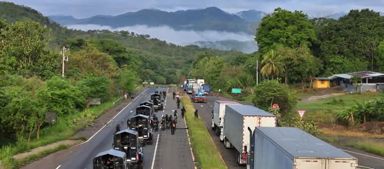 La policía en las carreteras de El Piro, en la provincia de Veraguas, durante las protestas en Panamá. Alrededor puede observarse la exuberancia de los bosques en la región.