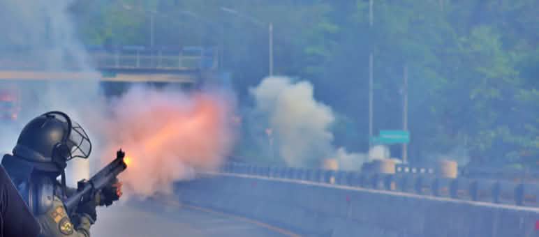 Policía dispara durante una protesta en Panamá