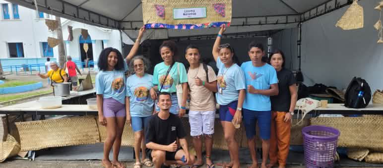 Ocho jóvenes, cinco mujeres y un hombre, aparecen de perfil y sonrientes para la foto. Cuatro de ellos llevan las camisetas del congreso nacional de la Comisión Pastoral da Terra CPT Maranhão