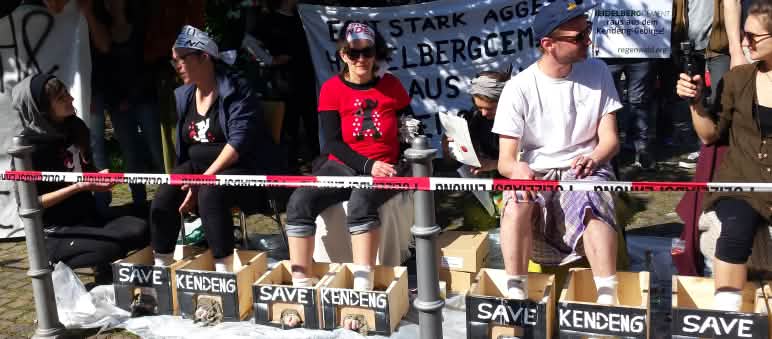 Activistas se cementan las piernas para salvar Kendeng Activistas cementan sus pies en señal de protesta durante la junta de accionistas de HeidelbergCement