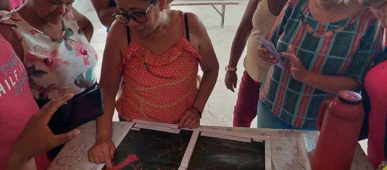 Una representante de la Comisión Pastoral de la Tierra (CPT), presenta un mapa con los límites de la tierra ancestral de la comunidad de Timbiras