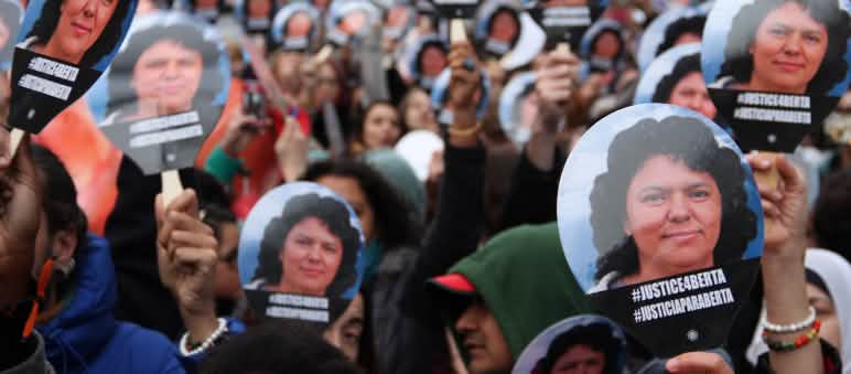 Manifestación con máscaras tras el asesinato de Berta Cáceres