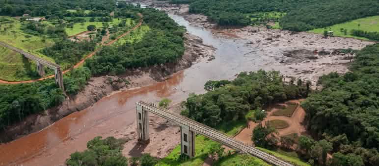 Vista aérea de las consecuencias del derrumbe de la presa de Brumadinho, febrero de 2019