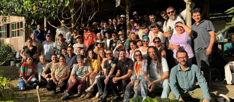 Grupo de personas de visita en la Estación Científica en el Bosque Protector Los Cedros