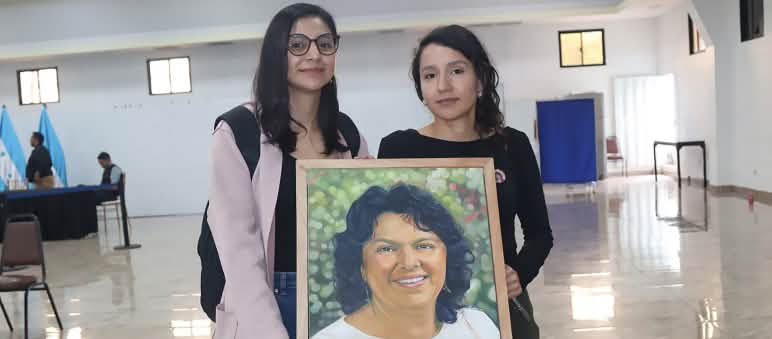 Hijas de Berta Cáceres sostienen su retrato en la búsqueda de #JusticiaParaBerta