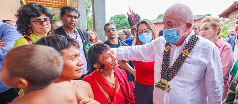 Presidente de Brasil Lula da Silva visita Casa de Salud en territorio Yanomami