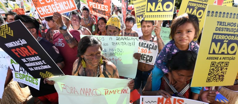 Indígenas protestan con varias pancartas