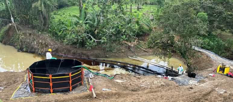 Trabajos tras la rotura del oleoducto SOTE en Esmeraldas, Ecuador
