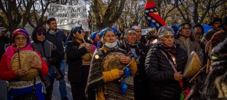 4° Marcha de los pueblos indígenas Mapuche-Tehuelche de Río Negro a la capital provincial, con un extenso pliego de reclamos por la falta de perspectiva indígena de los fallos del Poder Judicial rionegrino.