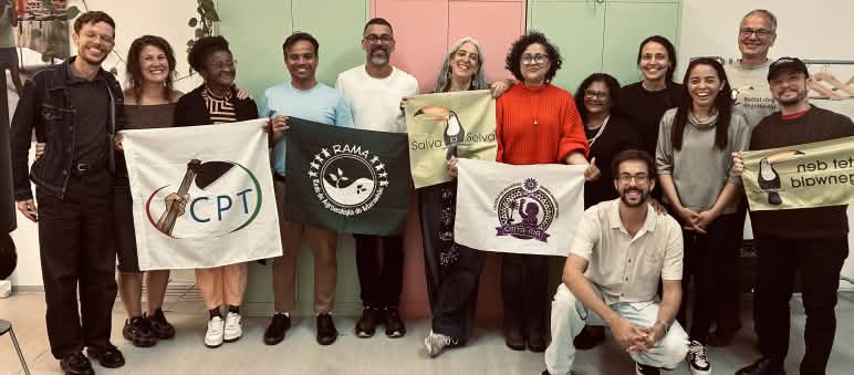 Grupo de personas con las pancartas exhibiendo los logos de varias organizaciones