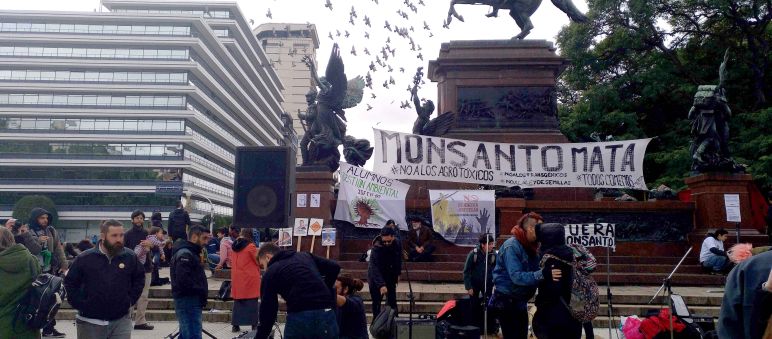 Ante la sede de Monsanto en la plaza San Martín de Buenos Aires Anti-Monsanto Demo Buenos Aires