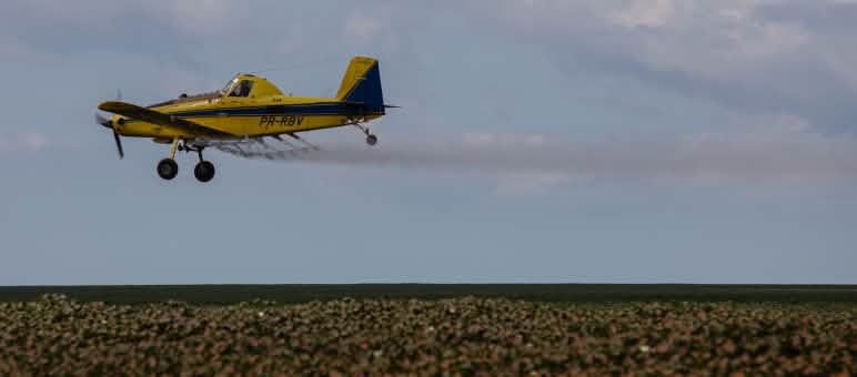 Fumigación aérea en Maranhão Avión en vuelo fumiga con agrotóxicos en el estado brasileño de Maranhão