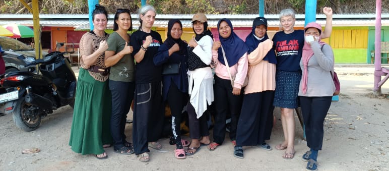 Mujeres de Torobulu junto a mujeres de Salva la Selva y de la red Sí a la Vida No a la Minería (Yes to Life No to Mining YLNM)