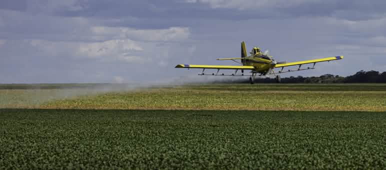 Pulverización aérea de pesticidas sobre monocultivos de soja