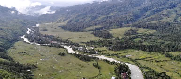 Foto aérea de un valle con un río y pequeñas aldeas.