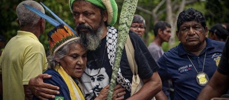 Joelson Ferreira de la articulación Teia dos Povos, de la que Salva la Selva es aliada, abraza a Maria Muniz Tupinambá, hermana de la líder indígena asesinada Maria de Fátima Muniz Pataxó "Nega"