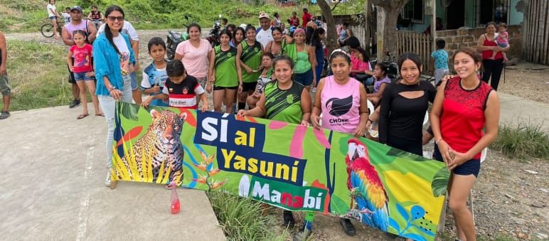 En Chone, Manabí, Ecuador, grupo de personas haciendo campaña por el Sí al Yasuní en la consulta popular del 20 de Agosto 2023