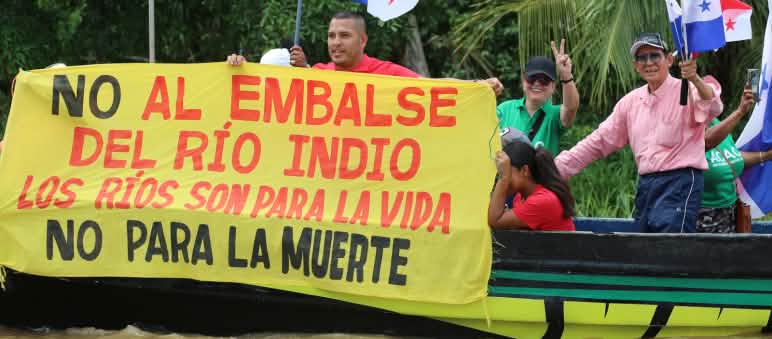 Protestas en barca contra los embalses en el río Indio, para garantizar el funcionamiento del Canal de Panamá