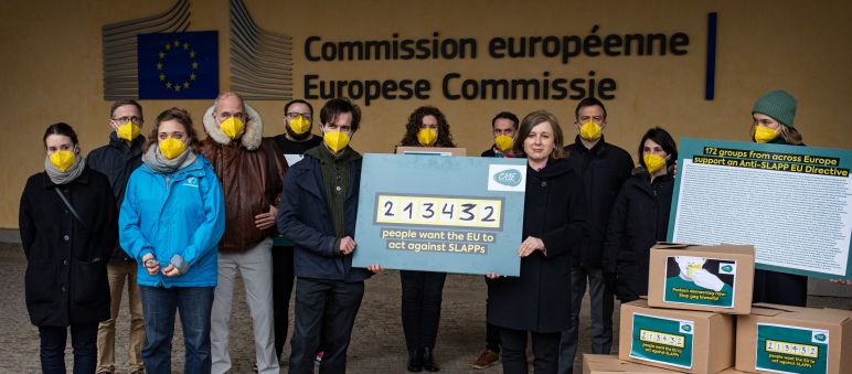 Acción de entrega de firmas de la Coalición CASE, contra demandas intimidatorias en Europa, el 1 de febrero 2022. La Comisiaria Věra Jourová recibe la petición