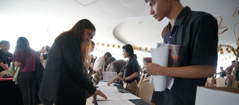 Participantes del Foro Social Temático (TSF) sobre Minería y Economía Extractiva en el proceso de registro para acceder al evento