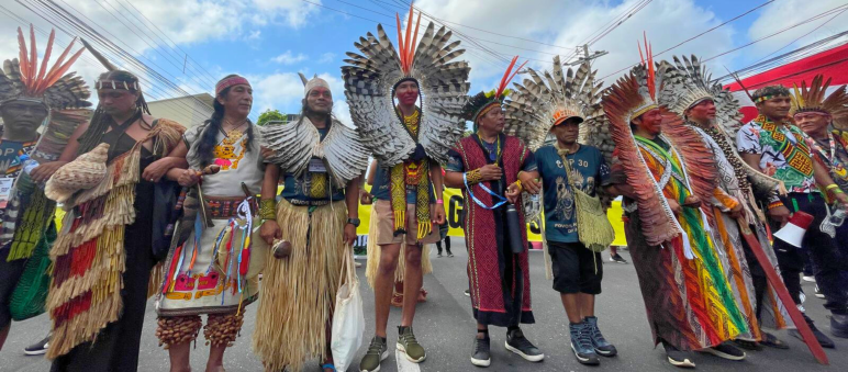 Un grupo de personas indígenas durante la Marcha global por el Clima en Belém, Brasil