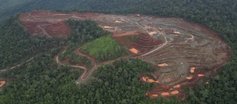 Mina de níquel en medio de un bosque tropical destruido