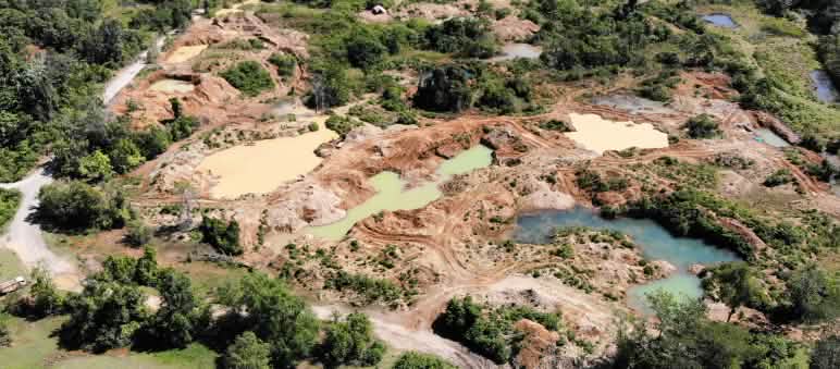 Minería de oro en el río Dagua, Valle, Colombia (Foto: MAVDT, 2009)
