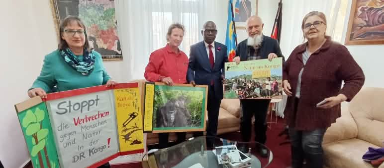 Entrega de 225 129 firmas en la embajada de la República Democrática del Congo en Berlín