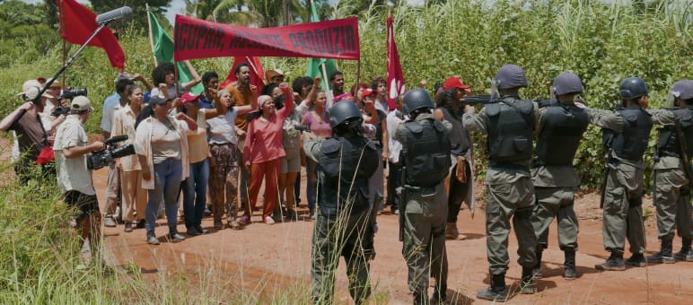Rodaje en una carretera rural del Amazonas. Indígenas y campesinos sin tierra ante la policía militar armada