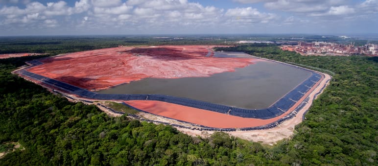 Refinería de bauxita en la Amazonía