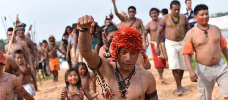 Indígenas Mundurukú se manifiestan contra una hidroeléctrica en el río Tapajós