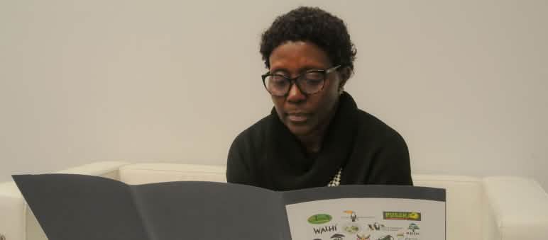 Secretaria Ejecutiva del Convenio sobre la Diversidad Biológica, Elizabeth Maruma Mrema Elizabeth Maruma Mrema, Secretaria Ejecutiva del Convenio sobre la Diversidad Biológica, recibiendo la petición y firmas