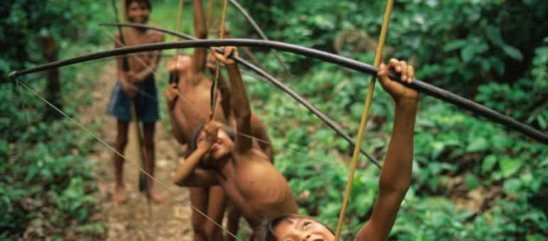 Niños indígenas Yanomami aprenden a cazar