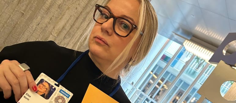 Elisa Norio, parte de Salva la Selva, en la sede del Banco Mundial presenta una petición y sus firmas