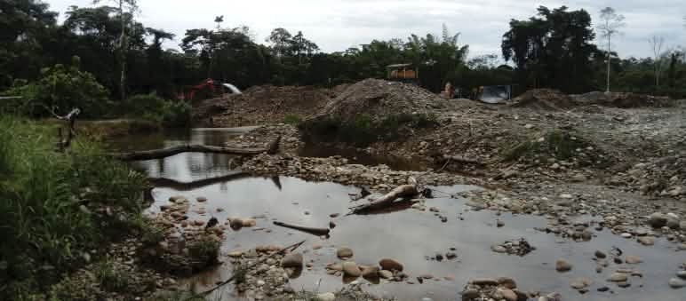 Máquinas trabajan en uno de los ríos en Napo, en la Amazonía ecuatoriana, haciendo visibles los impactos producidos al talar árboles y remover la tierra
