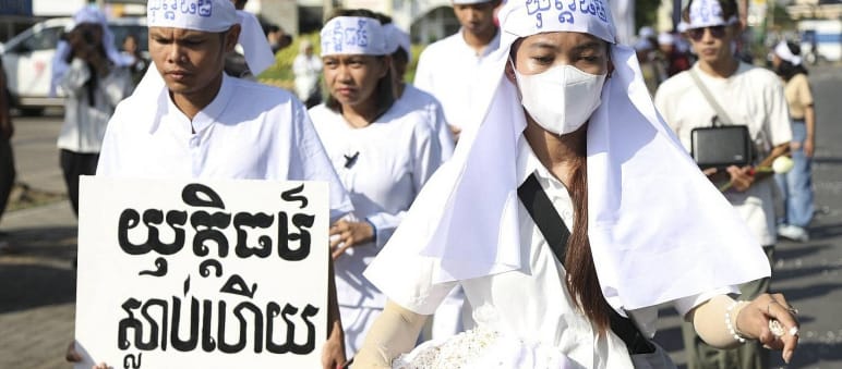 Una de las manifestaciones de Mother Nature Cambodia, en la que protestan marchando y con vestimentas blancas