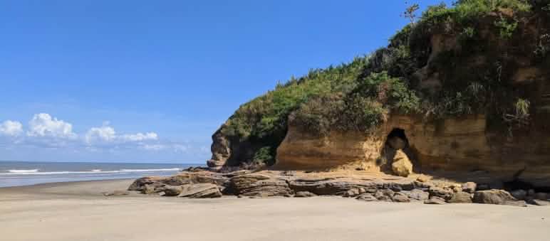 Playa y costa rocosa en la isla de Cajual