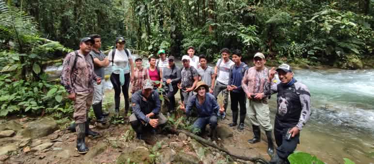 En el Bosque Protector Los Cedros, un grupo de personas en formación para ser guardaboques