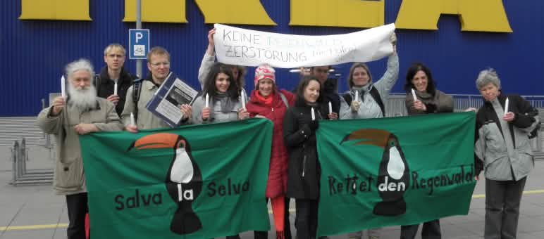 Entrega de las 28.000 firmas a Ikea
