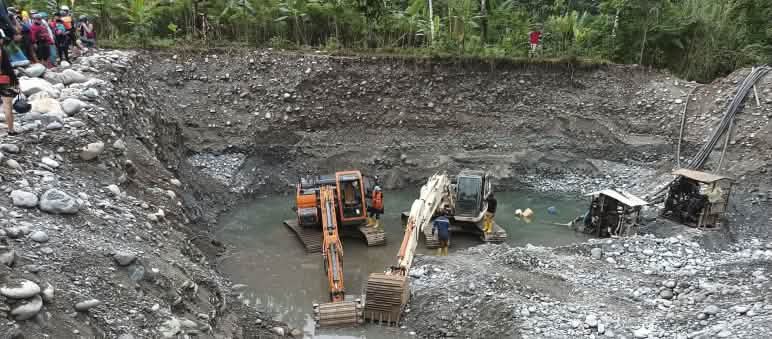 Excavaciones mineras para la búsqueda y extracción de oro en la Amazonía Ecuatoriana