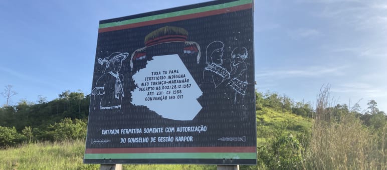 Cartel del Consejo de Gestión de Kaapor en el límite del territorio indígena TI Alto Turiacu.