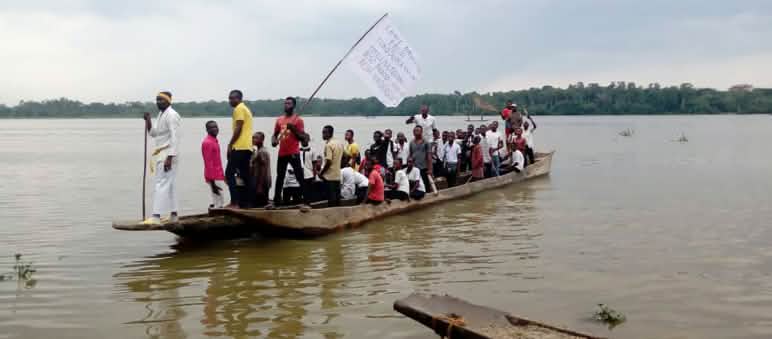 Manifiestación en barca contra el envenenamiento del río Aruwimi, en la provincia de Tshopo, República Democrática del Congo