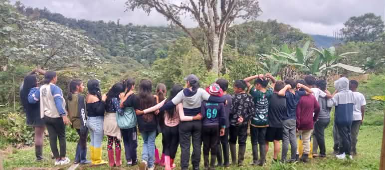 Estudiantes durante uno de los cursos de educación ambiental Jóvenes conectan con la naturaleza durante una de las excursiones escolares al Bosque Protector y Estación Científica Los Cedros