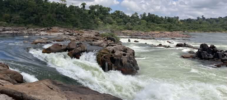 El agua del río Xingu cae varios metros entre las rocas en la selva Amazónica