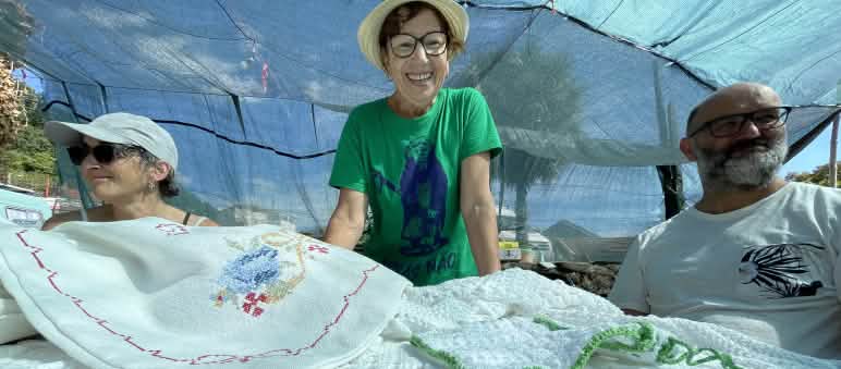 La señora Albina de Covas do Barroso nos muestra algunas de sus obras de ganchillo. Ganchillando se pasaron también las horas de bloqueo de las máquinas mineras.