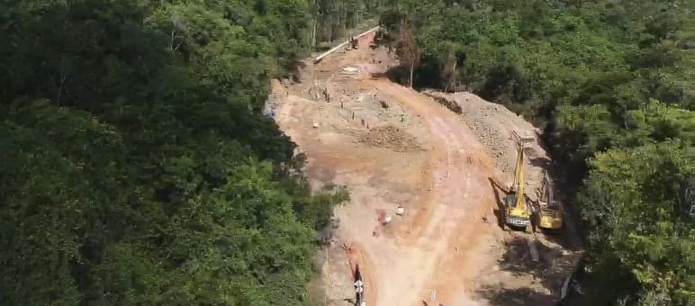 Vista aérea de la deforestación para construir un mineroducto en la selva del estado amazónico brasileño de Pará, Brasil