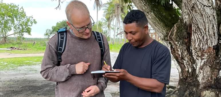 Klaus Schenck, activista de Salva la Selva, conversa y toma notas mientras habla con Capivara Pataxó