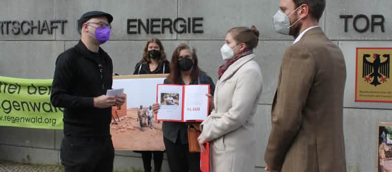 Representantes de Salva la Selva, FIAN y Powershift entregan firmas, petición “Comunidades desplazadas por mina de bauxita en Guinea”